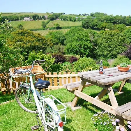 Kingfisher Cabin, Butterwell Farm, Riverside On 40-acre Private Estate Bodmin